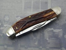 Schatt & Morgan, Keystone Series XX Bourbon Reversed Worm Groove Bone Five Blade Sowbelly - #045160 Schatt & Morgan, Keystone Series XX Bourbon Reversed Worm Groove Bone Five Blade Sowbelly - #045160
