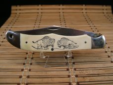SCHRADE USA SC500 SCRIMSHAW FIGHTING BISON BUFFALO LINER LOCK CARBON STEEL FOLD POCKET KNIFE UNUSED SCHRADE USA SC500 SCRIMSHAW FIGHTING BISON BUFFALO LINER LOCK CARBON STEEL FOLD POCKET KNIFE UNUSED