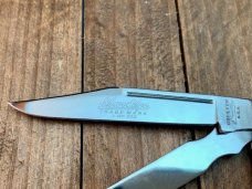 Robeson (by Queen) Shuredge 2 Blade Dr. Knife Smooth Black Buffalo Horn Handles Robeson (by Queen) Shuredge 2 Blade Dr. Knife Smooth Black Buffalo Horn Handles