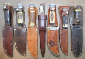Seven Vintage fixed blade hunting sheath knives in good condition. ............................(786)