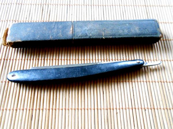 Vintage "New  Charmer) Dealers Sales Corp Straight Razor