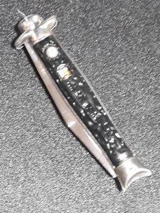 Vintage Shur Snap Bowtie Fishtail switchblade. Vintage Shur Snap Bowtie Fishtail switchblade.