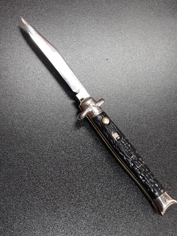 Vintage Shur Snap Bowtie Fishtail switchblade. Vintage Shur Snap Bowtie Fishtail switchblade.