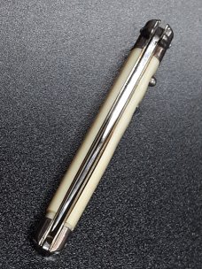 Vintage Shur Snap Bowtie Fishtail switchblade. Vintage Shur Snap Bowtie Fishtail switchblade.