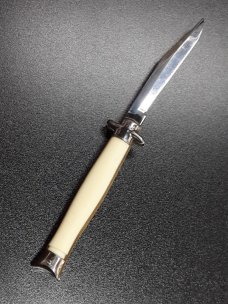 Vintage Shur Snap Bowtie Fishtail switchblade. Vintage Shur Snap Bowtie Fishtail switchblade.