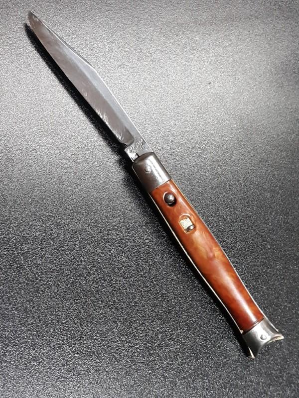 Vintage Shur Snap Fishtail switchblade. Vintage Shur Snap Fishtail switchblade.