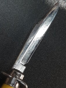 Vintage Shur Snap Bowtie Fishtail switchblade. Vintage Shur Snap Bowtie Fishtail switchblade.