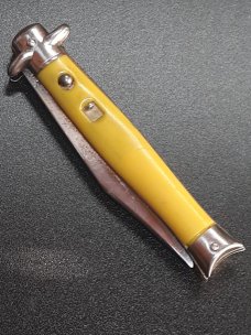 Vintage Shur Snap Bowtie Fishtail switchblade. Vintage Shur Snap Bowtie Fishtail switchblade.