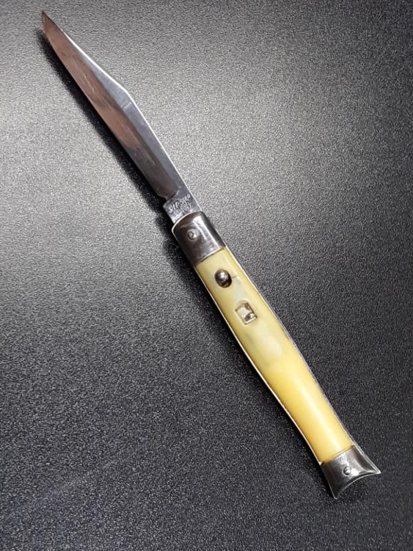 Vintage Shur Snap Fishtail switchblade. Vintage Shur Snap Fishtail switchblade.