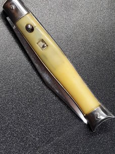 Vintage Shur Snap Fishtail switchblade. Vintage Shur Snap Fishtail switchblade.
