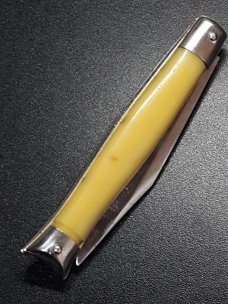 Vintage Shur Snap Fishtail switchblade. Vintage Shur Snap Fishtail switchblade.