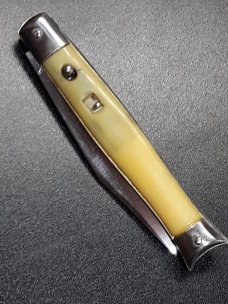 Vintage Shur Snap Fishtail switchblade. Vintage Shur Snap Fishtail switchblade.