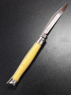 Vintage Shur Snap Fishtail switchblade. Vintage Shur Snap Fishtail switchblade.