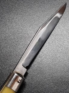 Vintage Shur Snap Fishtail switchblade. Vintage Shur Snap Fishtail switchblade.