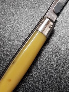 Vintage Shur Snap Fishtail switchblade. Vintage Shur Snap Fishtail switchblade.