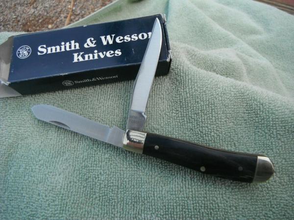 NIB/NOS Smith & Wesson SW1020 Black Trapper 2 Blade W/ Horn Handles pocket knife NIB/NOS Smith & Wesson SW1020 Black Trapper 2 Blade W/ Horn Handles pocket knife