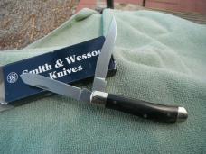 NIB/NOS Smith & Wesson SW1020 Black Trapper 2 Blade W/ Horn Handles pocket knife NIB/NOS Smith & Wesson SW1020 Black Trapper 2 Blade W/ Horn Handles pocket knife
