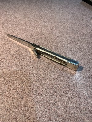 Hubertus Brown Bone Switchblade