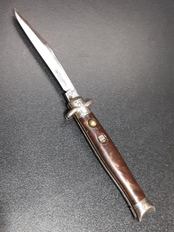 Vintage Shur Snap Bowtie Fishtail switchblade. Vintage Shur Snap Bowtie Fishtail switchblade.