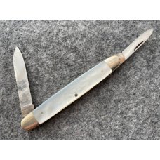 CATTARAUGUS Mother Of Pearl Senator pen knife. CATTARAUGUS Mother Of Pearl Senator pen knife.