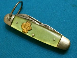 VINTAGE GIRL SCOUTS KUTMASTER UTICA NY USA GS SHIELD CAMP SURVIVAL FOLDING POCKET KNIFE KNIVES OLD