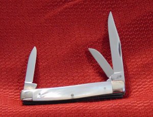 VINTAGE OLD MINT CONDITION QUEEN STOCKMAN POCKET KNIFE GENUINE PEARL # 54  c1945/1955