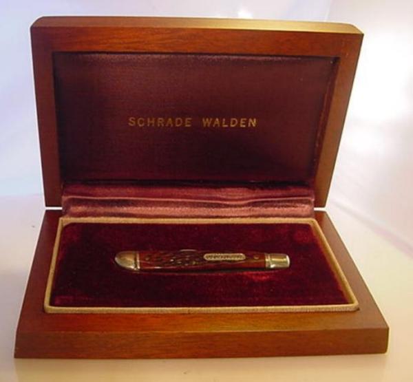Schrade USA LTD baby 2 blade trapper jigged bone in an original Schrade Walden display case Schrade USA LTD baby 2 blade trapper jigged bone in an original Schrade Walden display case