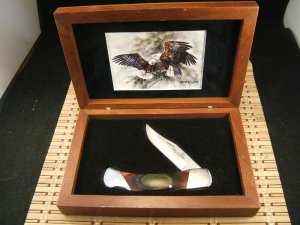 BEAR MGC U.S,A. WILDLIFE SERIES LIMITED EDITION FOLDING LOCKBACK KNIFE NO.8 OF 12000 WITH WOOD CASE