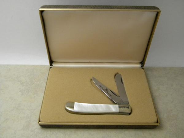Parker Cut Co North Carolina Cutlery Club Medium Pearl Trapper Knife in Box Parker Cut Co North Carolina Cutlery Club Medium Pearl Trapper Knife in Box