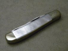 Parker Cut Co North Carolina Cutlery Club Medium Pearl Trapper Knife in Box Parker Cut Co North Carolina Cutlery Club Medium Pearl Trapper Knife in Box