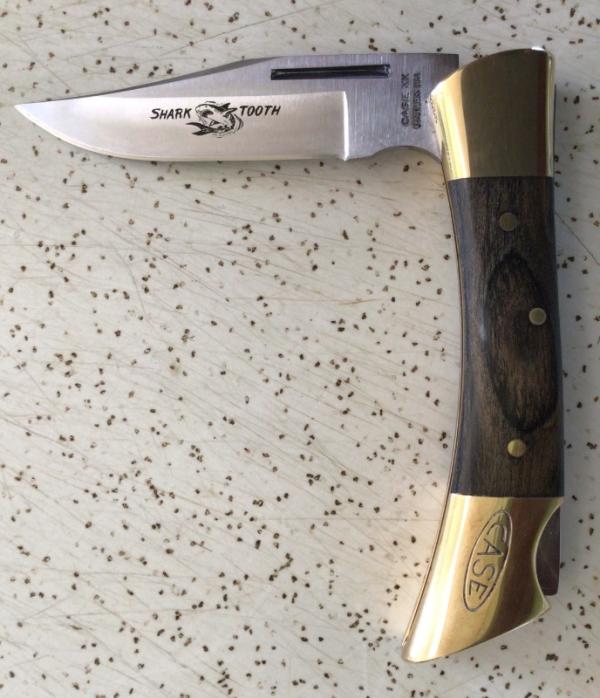 VINTAGE CASE XX P197 L “SHARKS TOOTH” “CURLY MAPLE” LOCKBACK FOLDING POCKET KNIFE/ SWEET SHARK MAN VINTAGE CASE XX P197 L “SHARKS TOOTH” “CURLY MAPLE” LOCKBACK FOLDING POCKET KNIFE/ SWEET SHARK MAN