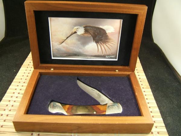 BEAR MGC USA WILDLIFE SERIES LIMITED EDITION #33 OF1200 LARGE LOCK BACK KNIFE IN WOOD DISPLAY CASE BEAR MGC USA WILDLIFE SERIES LIMITED EDITION #33 OF1200 LARGE LOCK BACK KNIFE IN WOOD DISPLAY CASE