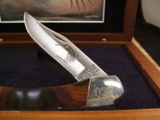 BEAR MGC USA WILDLIFE SERIES LIMITED EDITION #33 OF1200 LARGE LOCK BACK KNIFE IN WOOD DISPLAY CASE BEAR MGC USA WILDLIFE SERIES LIMITED EDITION #33 OF1200 LARGE LOCK BACK KNIFE IN WOOD DISPLAY CASE