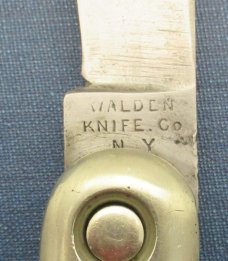Vintage Switchblade. Walden Knife Co. USA . ...................................................(010) Vintage Switchblade. Walden Knife Co. USA . ...................................................(010)