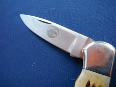 Large Folding slip joint pocket knife with jigged bone scales. Tight blade. Large Folding slip joint pocket knife with jigged bone scales. Tight blade.