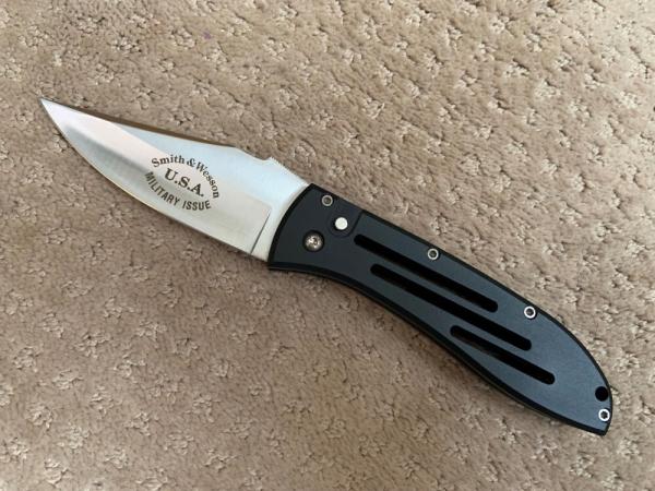 Smith & Wesson "Military Issue" LARGE