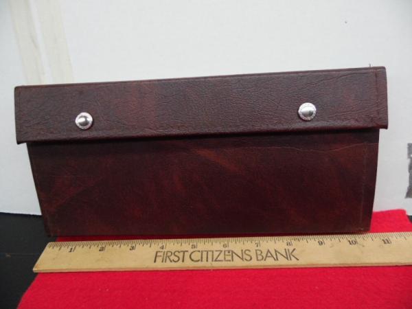BROWN LEATHER SNAP CLOSED FOR 12 POCKET KNIVES GREAT CONDITION USED VERY FEW TIMES BROWN LEATHER SNAP CLOSED FOR 12 POCKET KNIVES GREAT CONDITION USED VERY FEW TIMES