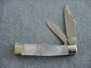 Vintage Queen(Crown) U.S.A., 1982, Etched, Large, Pearl Handle Gunstock Pattern Pocket Knife