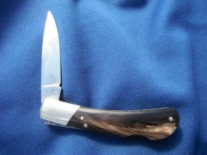 Fox and Hound folding lock-back pocket knife with Horn scales.   MADE IN ITALY.