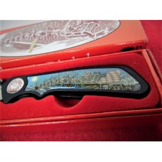 UNITED CUTLERY HAPPY HOLIDAYS SANTA AND AMERICAN FLAG NORTH POLE PICTURE HANDLES UNUSED IN BOX UNITED CUTLERY HAPPY HOLIDAYS SANTA AND AMERICAN FLAG NORTH POLE PICTURE HANDLES UNUSED IN BOX