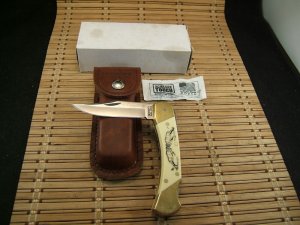 SCHRADE U.S.A. 507SC SCRIMSHAW DUEL FIGHTING RAMS VINTAGE NEW IN BOX LOCKBACK KNIFE, SHEATH & PAPERS