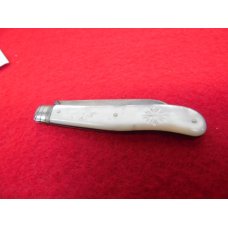 33 YR CLOSE OUT VINTAGE SLIGHTLY USED SINGLE SILVER BLADE PEARL HANDLES LADIES OR FRUIT KNIFE MAYBE 33 YR CLOSE OUT VINTAGE SLIGHTLY USED SINGLE SILVER BLADE PEARL HANDLES LADIES OR FRUIT KNIFE MAYBE