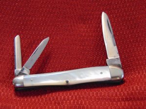 VINTAGE CATTARAUGUS CUTLERY CO. # 32653 GENUINE PEARL DOG LEG WHITTLER  c1886/1963