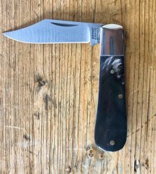 A. Wright & Son Sheffield England Barlow pocket knife with Buffalo Scales and Clip Blade. A. Wright & Son Sheffield England Barlow pocket knife with Buffalo Scales and Clip Blade.