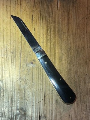 A. Wright & Son Sheffield Large Lambsfoot knife with Buffalo Scales and Lambsfoot Scales