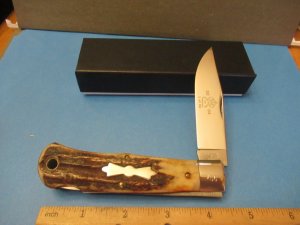 Queen 2004 Stag Mountain Man Stag Folding Hunter Lockback