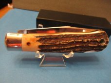 Queen 2004 Stag Mountain Man Stag Folding Hunter Lockback Queen 2004 Stag Mountain Man Stag Folding Hunter Lockback