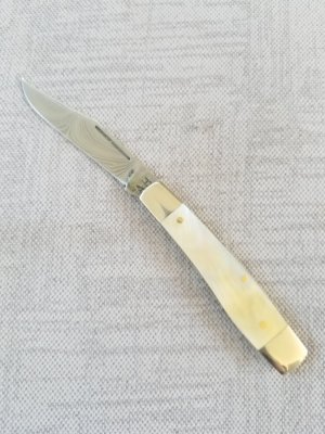 Ashley Harrison,UK maker,Gold Lip Mother of Pearl Gunstock 3.5" cld..Damascus Clip blade..