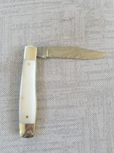 Ashley Harrison,UK maker,Gold Lip Mother of Pearl Gunstock 3.5" cld..Damascus Clip blade.. Ashley Harrison,UK maker,Gold Lip Mother of Pearl Gunstock 3.5" cld..Damascus Clip blade..