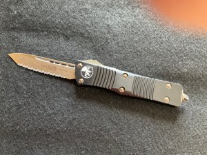 Microtech Troodon T/E Bronze full serrated